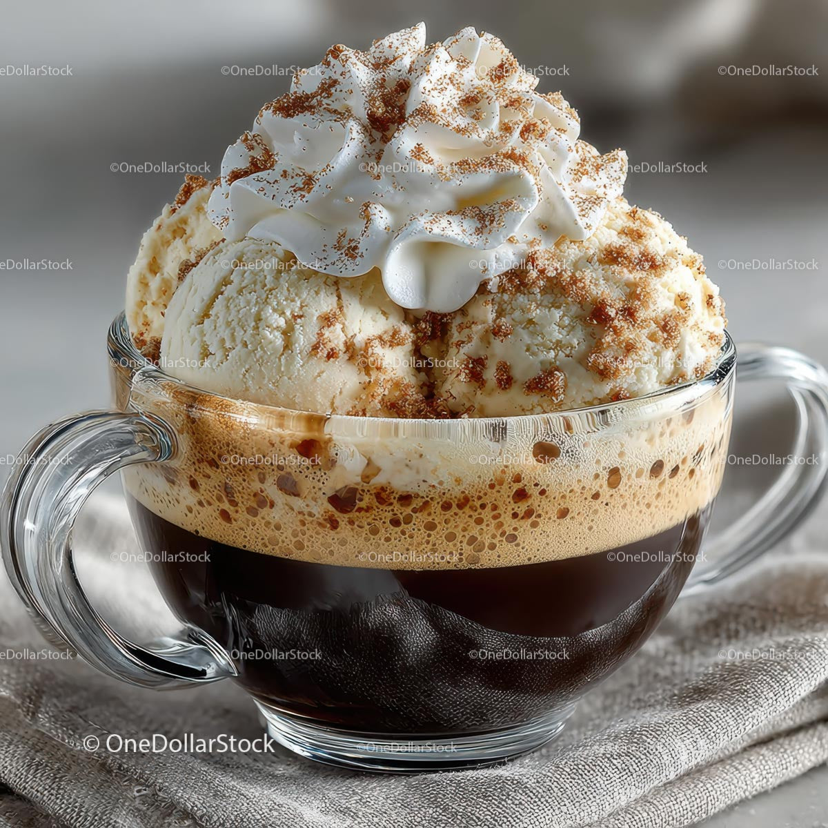 Pyszne Affogato z bitą śmietaną i cynamonem