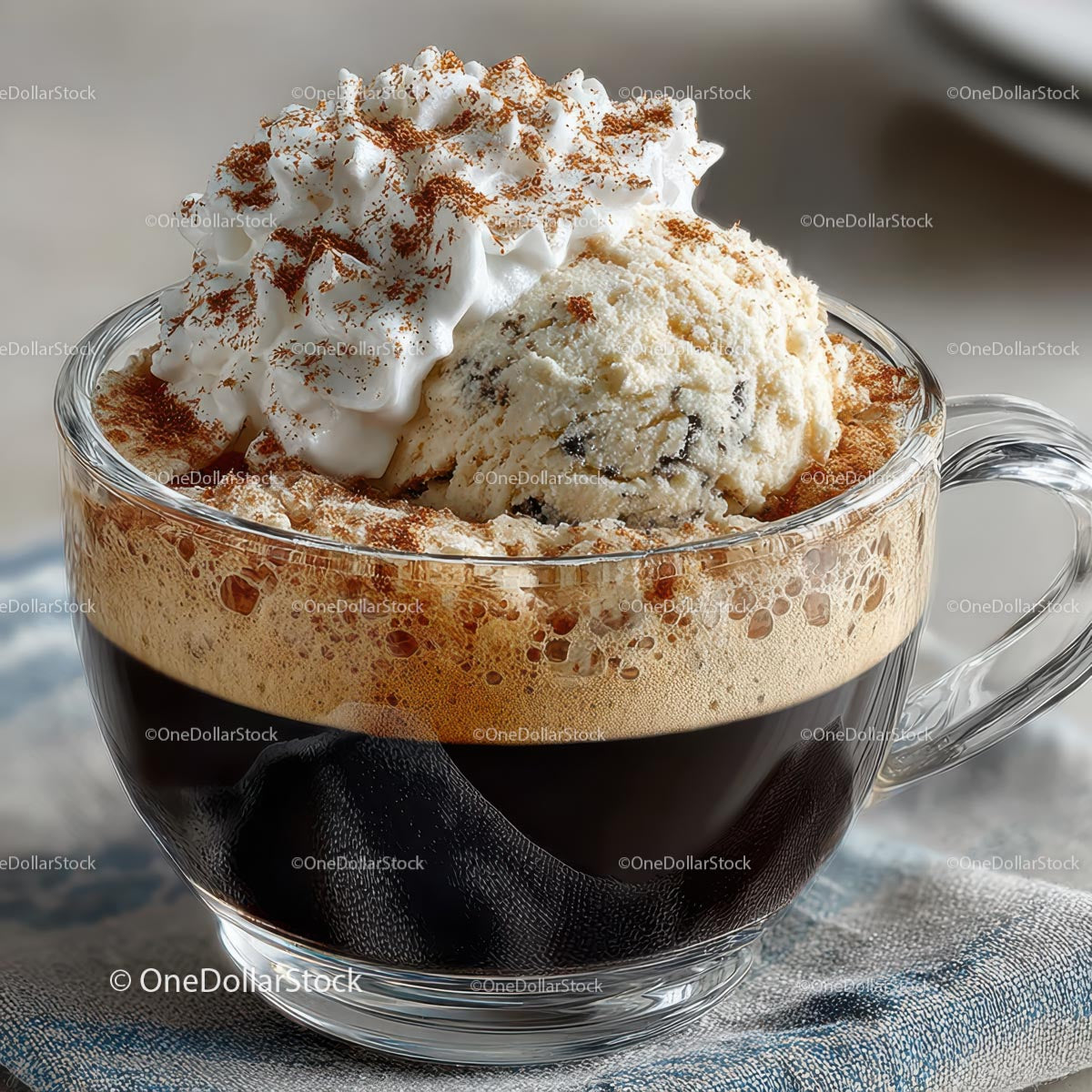 Rozkosz Cappuccino z lodami i bitą śmietaną