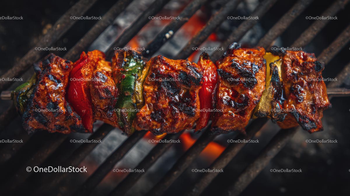 Pyszny grillowany kebab z warzywami na szpikulcu