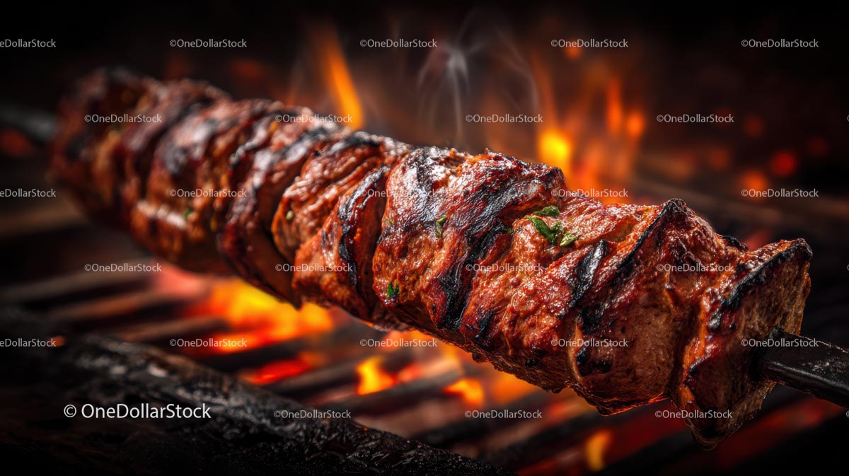 Soczysty szaszłyk z grillowanego mięsa na otwartym ogniu