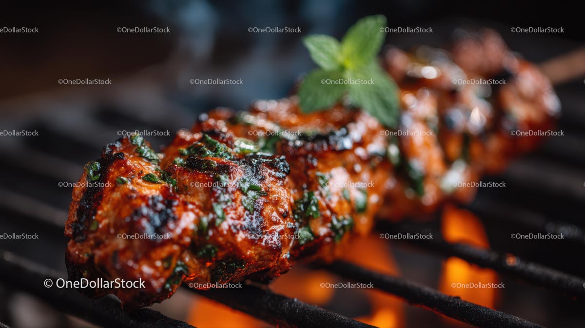 Soczyste szaszłyki z grilla ze świeżymi ziołami na grillu
