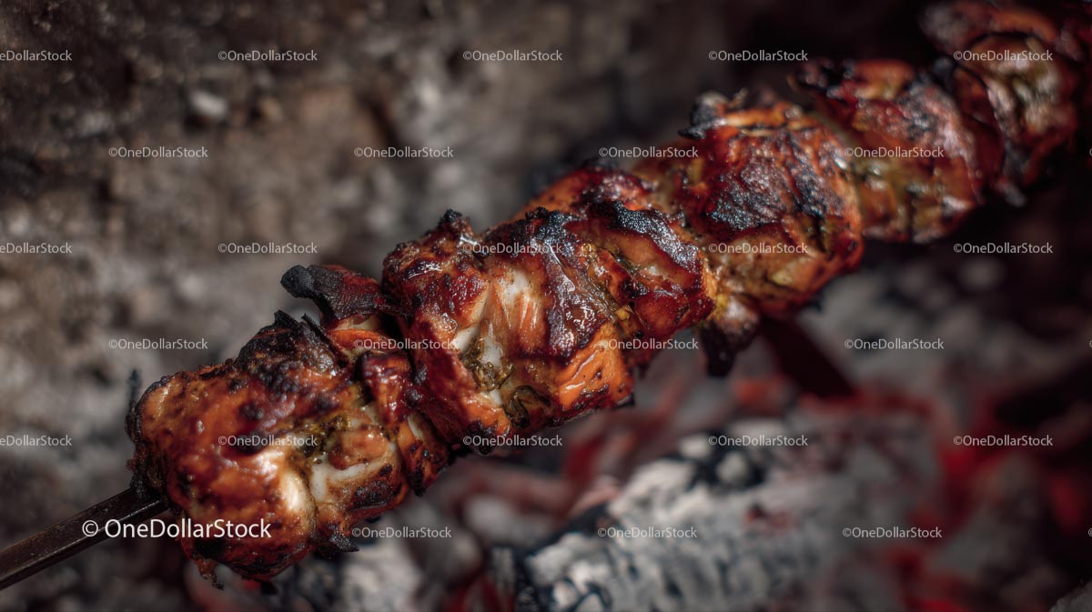 Soczysty szaszłyk z grillowanego kurczaka na węglu drzewnym