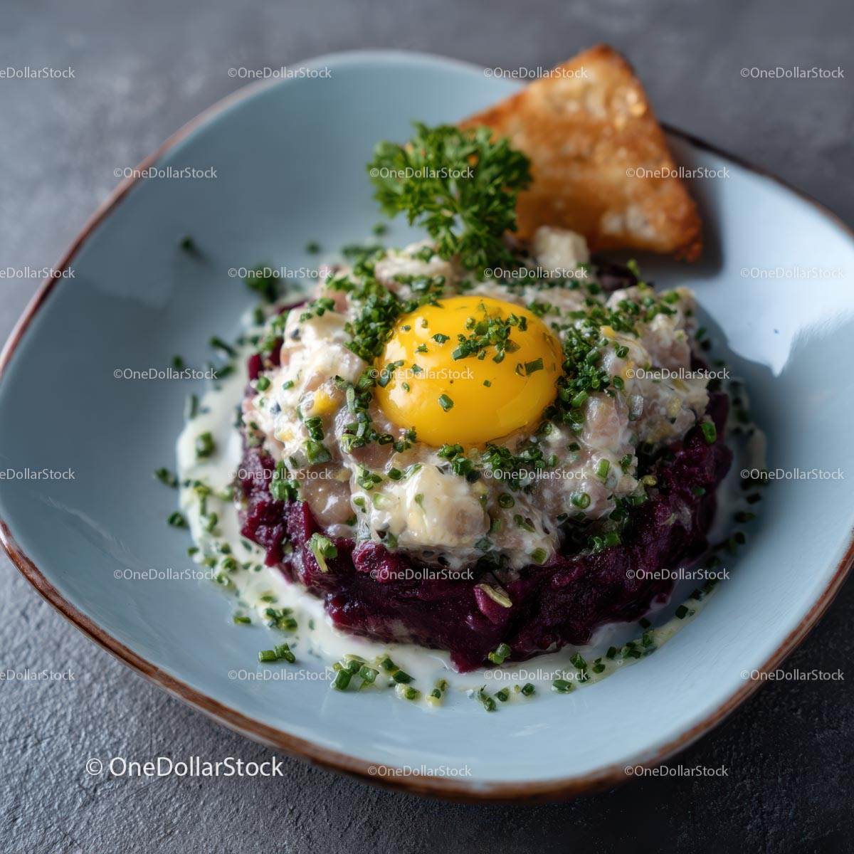 Tatar gourmet z żółtkiem i świeżymi ziołami