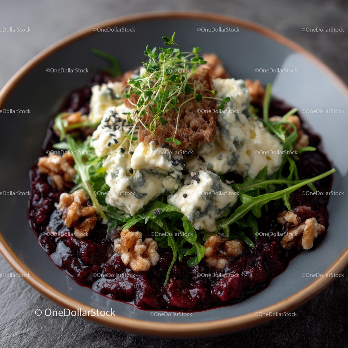 Sałatka gourmet z serem pleśniowym, orzechami włoskimi i puree z buraków