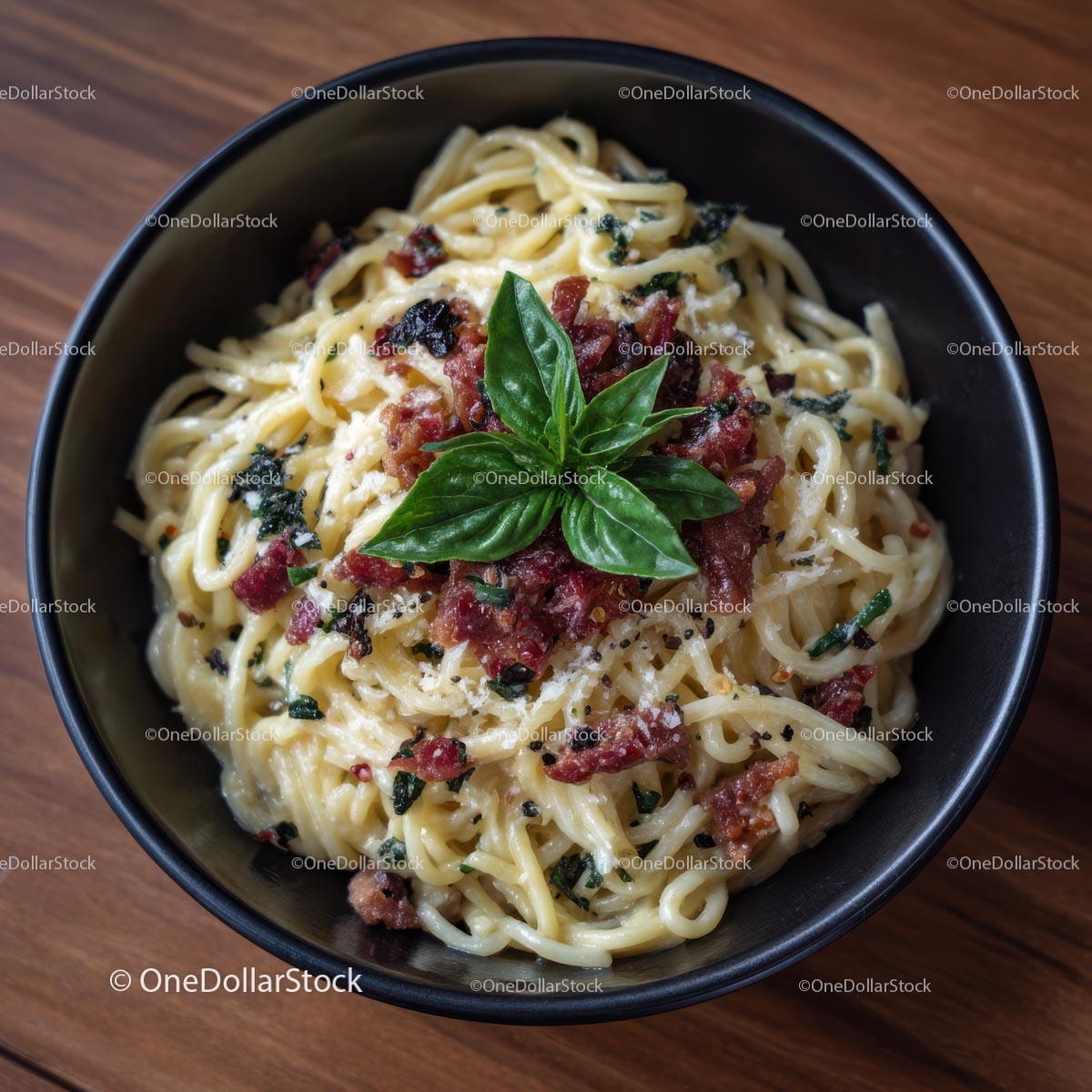 Kremowy spaghetti carbonara z bazylią i boczkiem