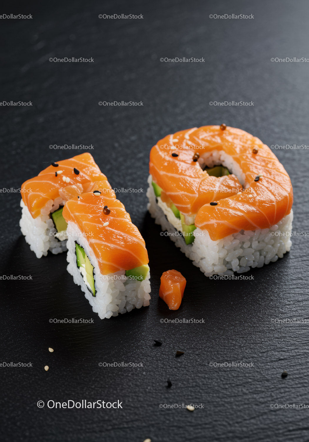 Świeże rolki sushi z łososiem i ogórkiem na ciemnym łupku