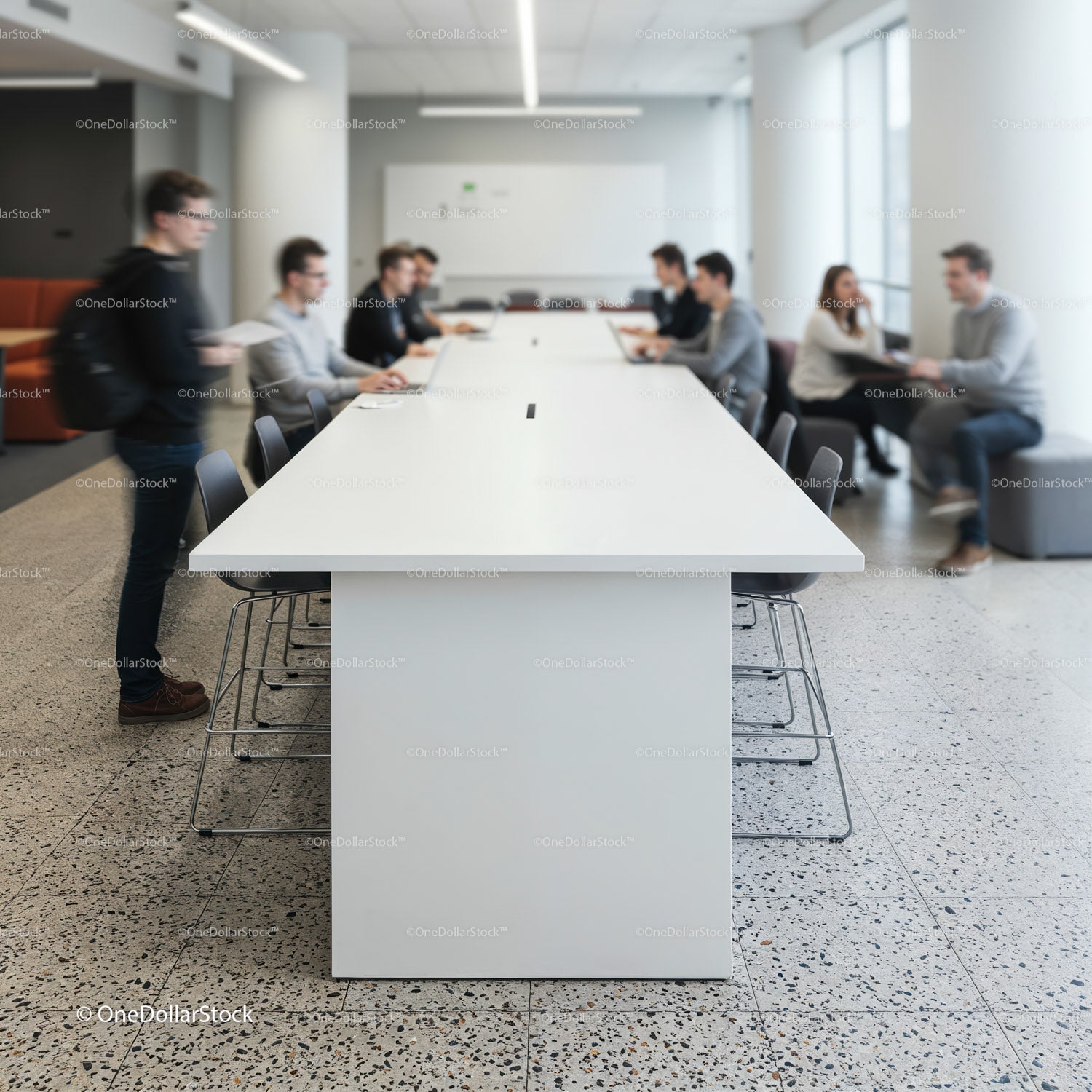 Nowoczesna przestrzeń coworkingowa, w której ludzie współpracują i pracują