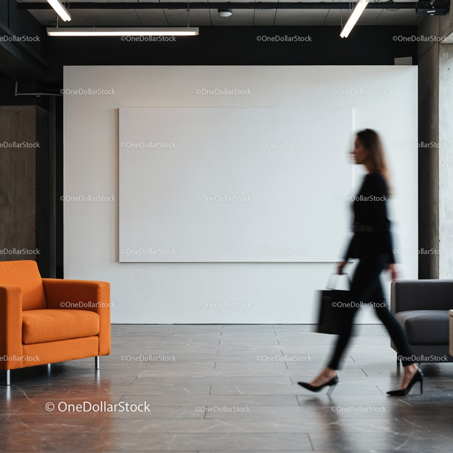 Rozmazana bizneswoman spacerująca po nowoczesnym, minimalistycznym lobby