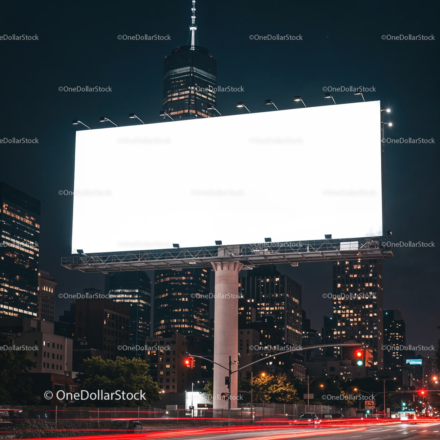 Duży, oświetlony, pusty billboard nad ulicą miejską w nocy
