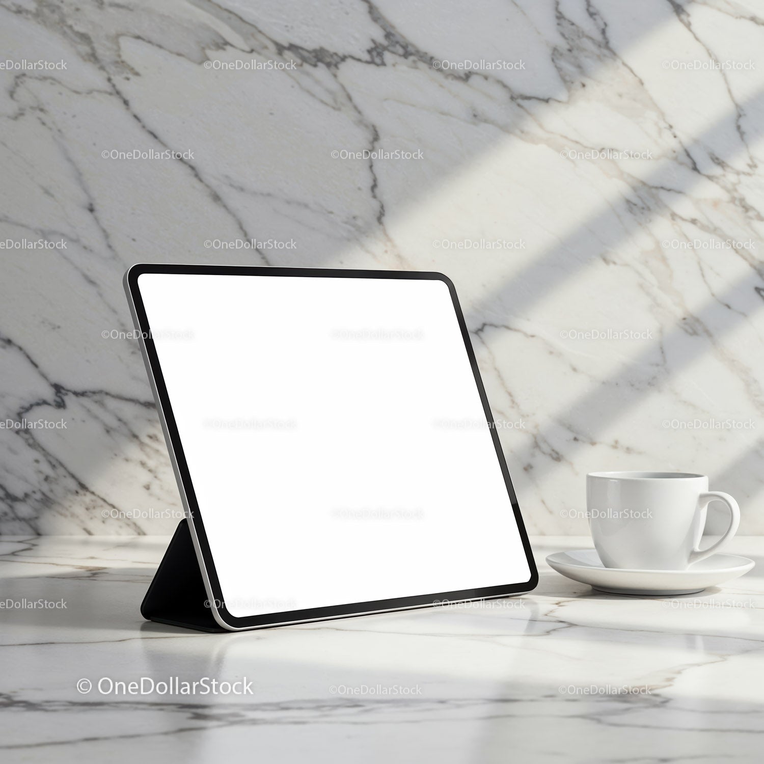 Nowoczesny tablet z pustym ekranem na marmurowym stole z kawą