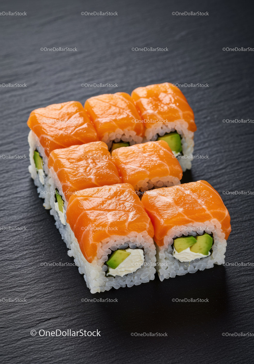 Świeże rolki sushi z łososiem, awokado i serkiem śmietankowym