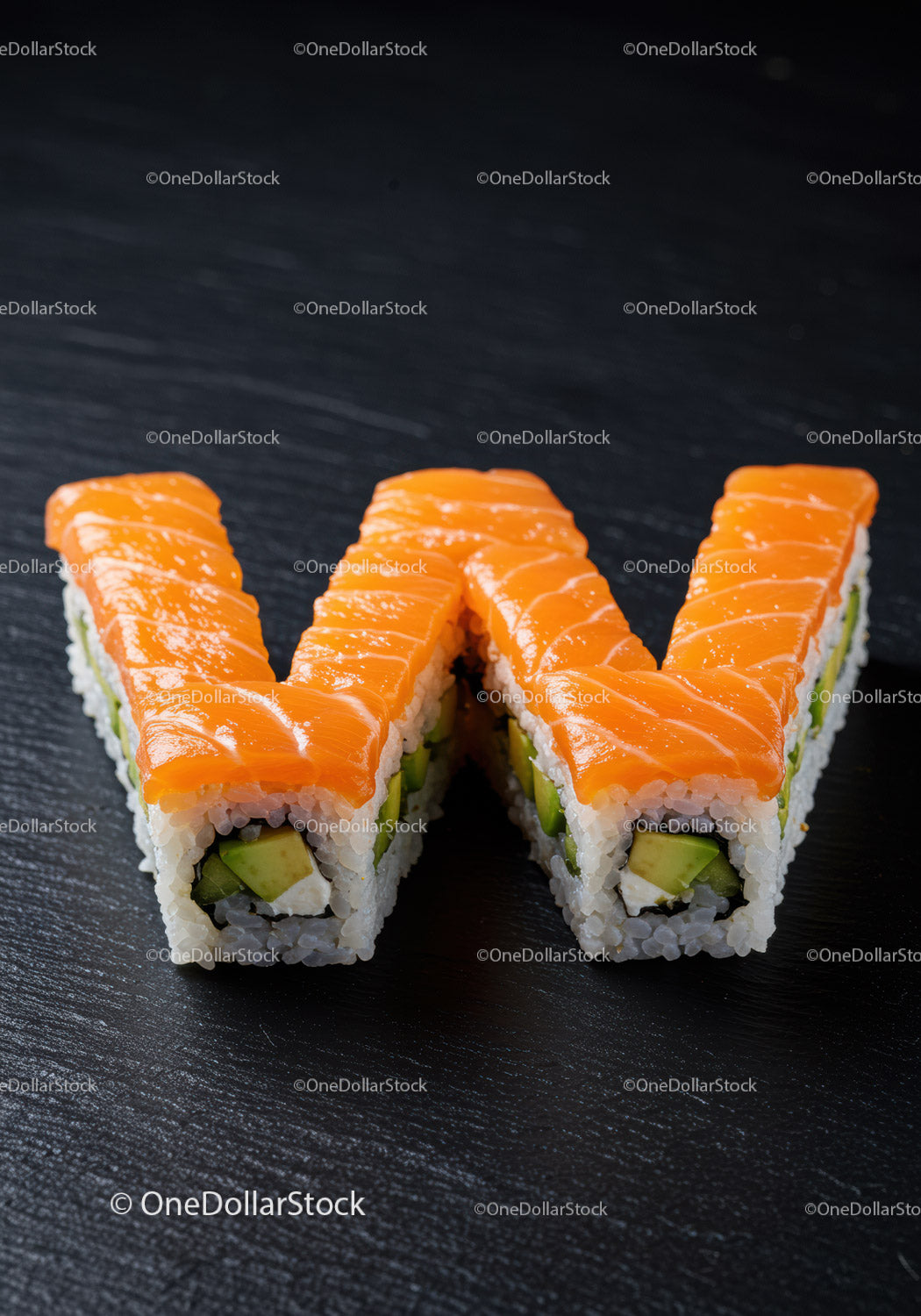 Rolki sushi w kształcie litery W z dodatkiem łososia