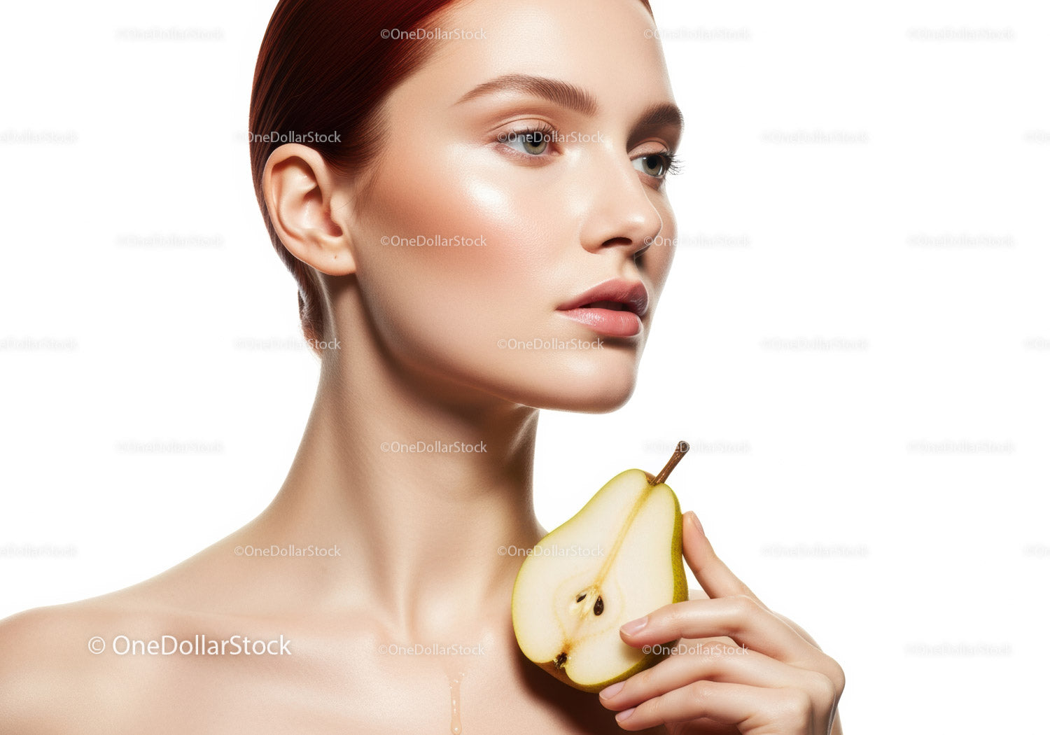 Portret kobiety o nieskazitelnej cerze trzymającej gruszkę