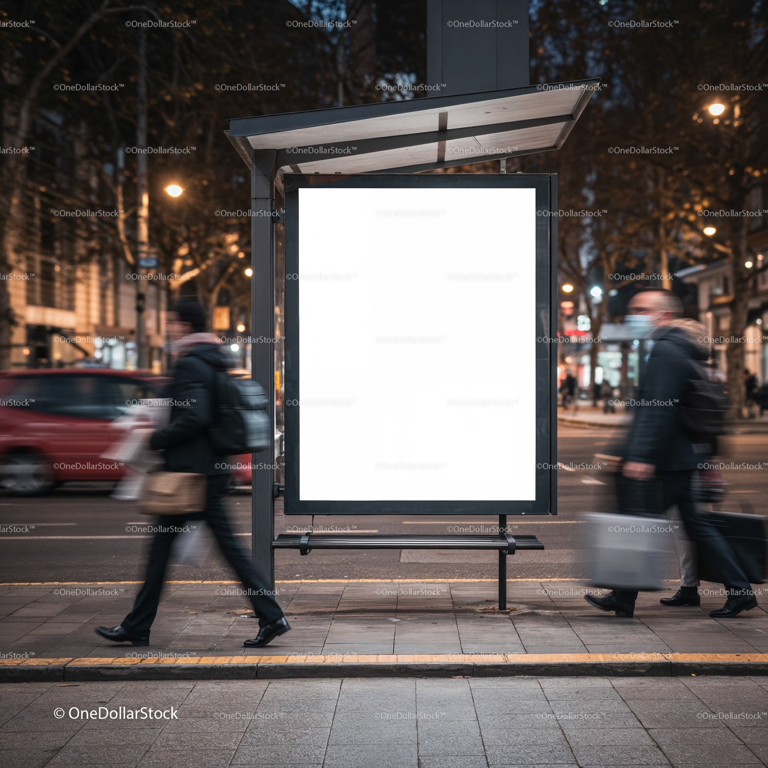 Pusty, oświetlony billboard na przystanku autobusowym wieczorem