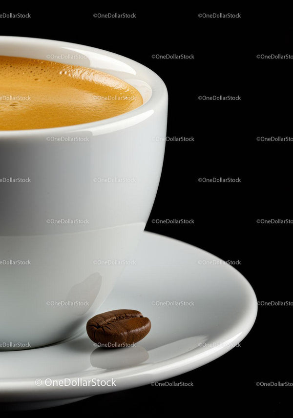 Zbliżenie filiżanki espresso z ziarnem kawy na spodku