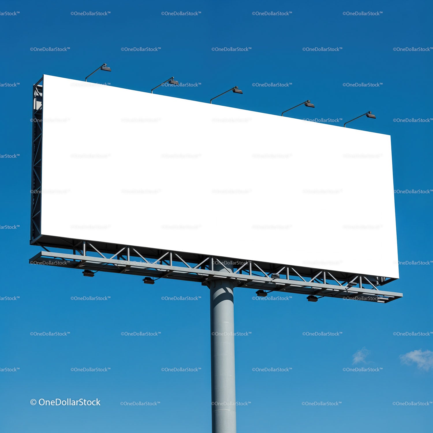 Pusty billboard na tle czystego, błękitnego nieba