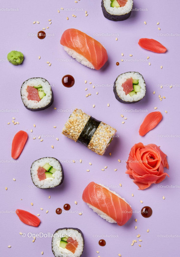 Różnorodne kawałki sushi artystycznie ułożone na fioletowej powierzchni