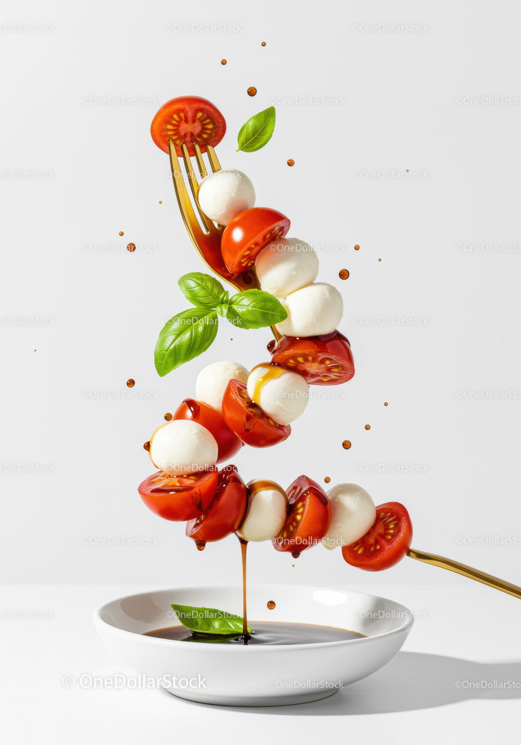 Świeże składniki sałatki caprese na widelcu z sosem balsamicznym
