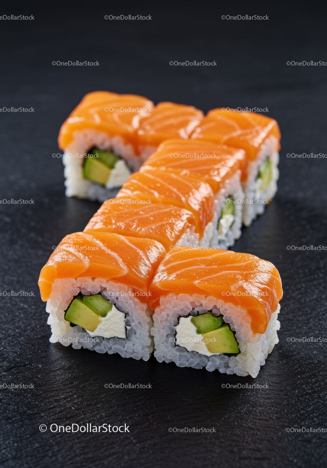 Świeże rolki sushi z łososiem, awokado i serkiem śmietankowym