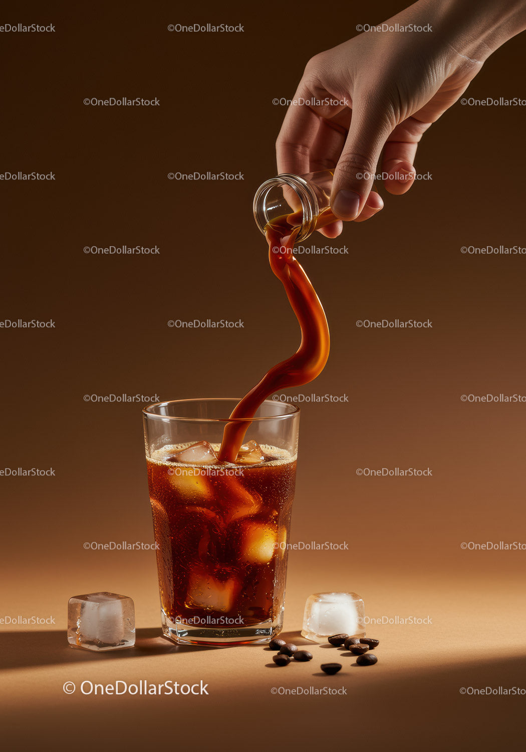 Nalewanie kawy Cold Brew na kostki lodu w przezroczystym szkle