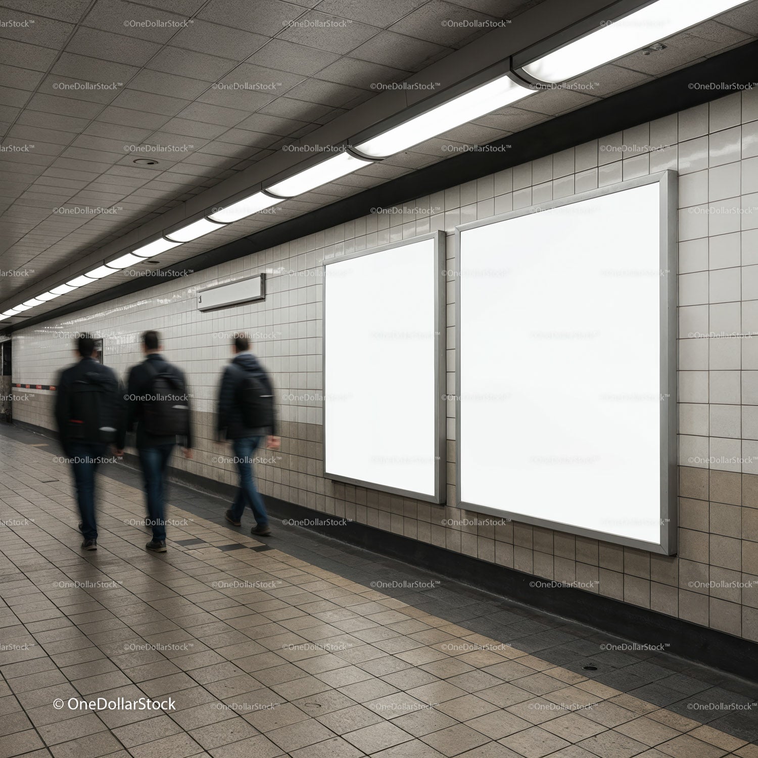 Pasażerowie mijający puste tablice reklamowe w tunelu metra