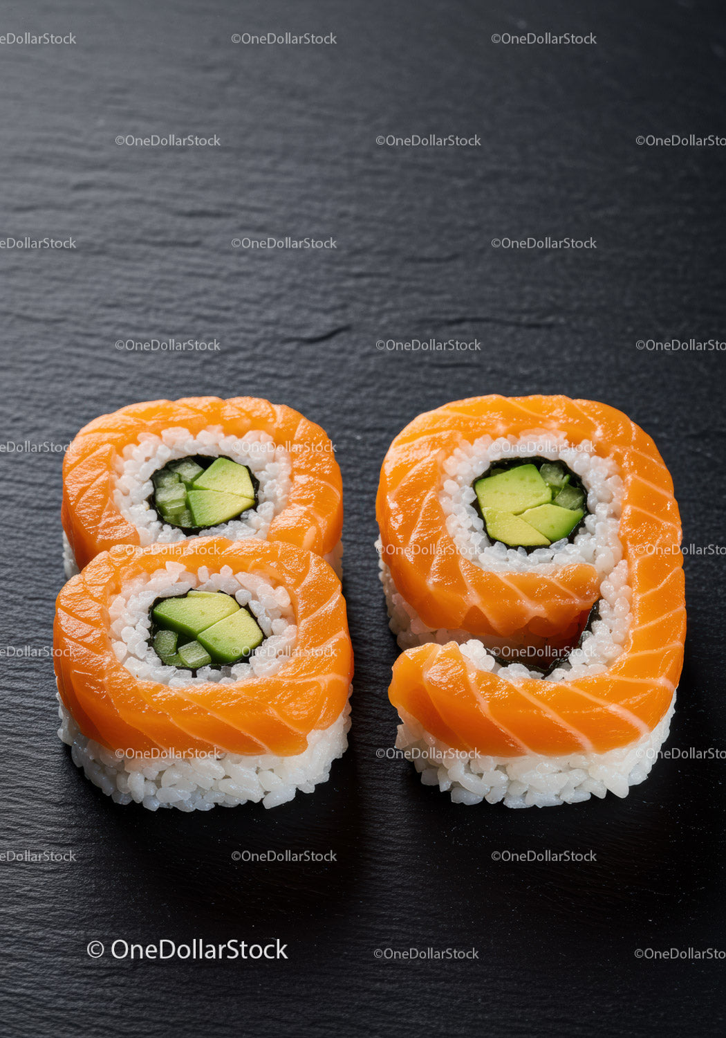 Świeże rolki sushi z łososiem, awokado i ogórkiem