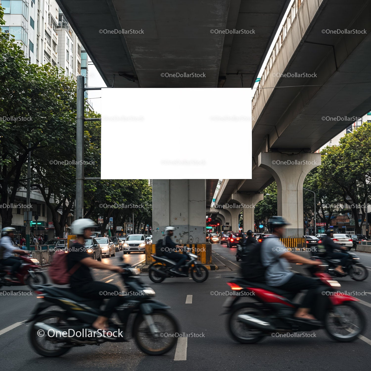 Ruch miejski z motocyklami przejeżdżającymi pod wiaduktem