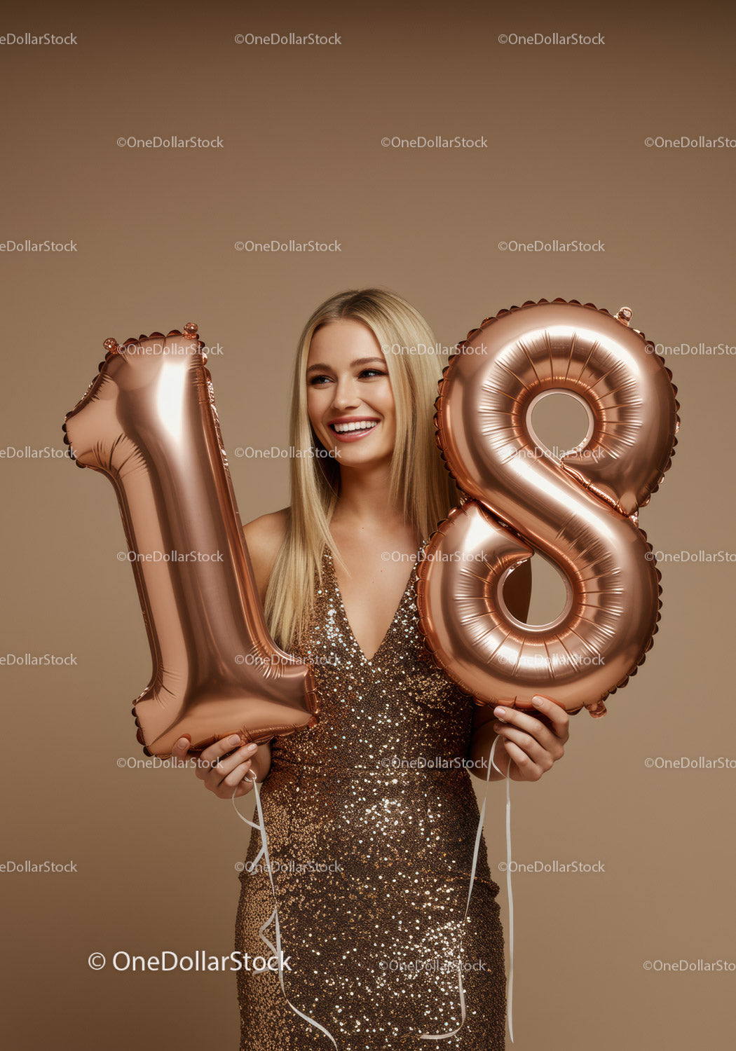 Uśmiechnięta kobieta trzymająca 18 balonów w cekinowej sukience