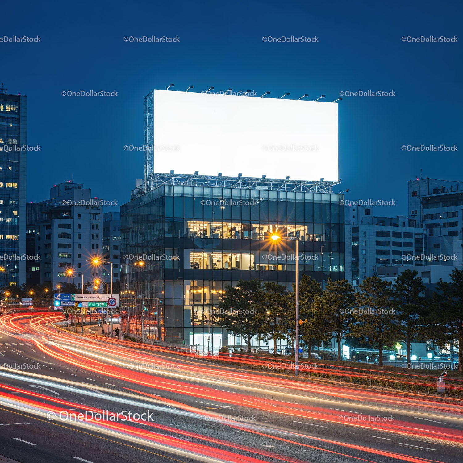 Ruch uliczny nocą, oświetlony billboard i budynek biurowy