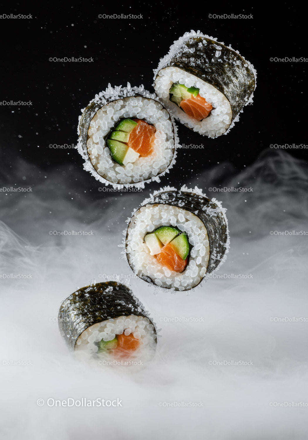 Świeże rolki sushi z łososiem unoszące się w mglistej atmosferze dymu
