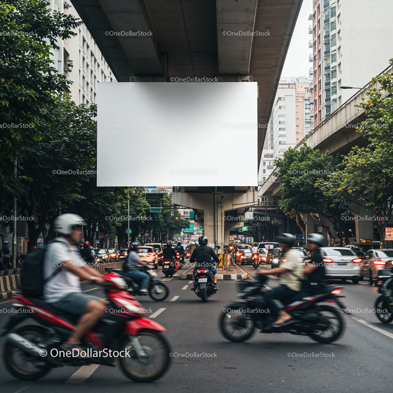 Ruch uliczny w mieście, motocykle przejeżdżają obok billboardów