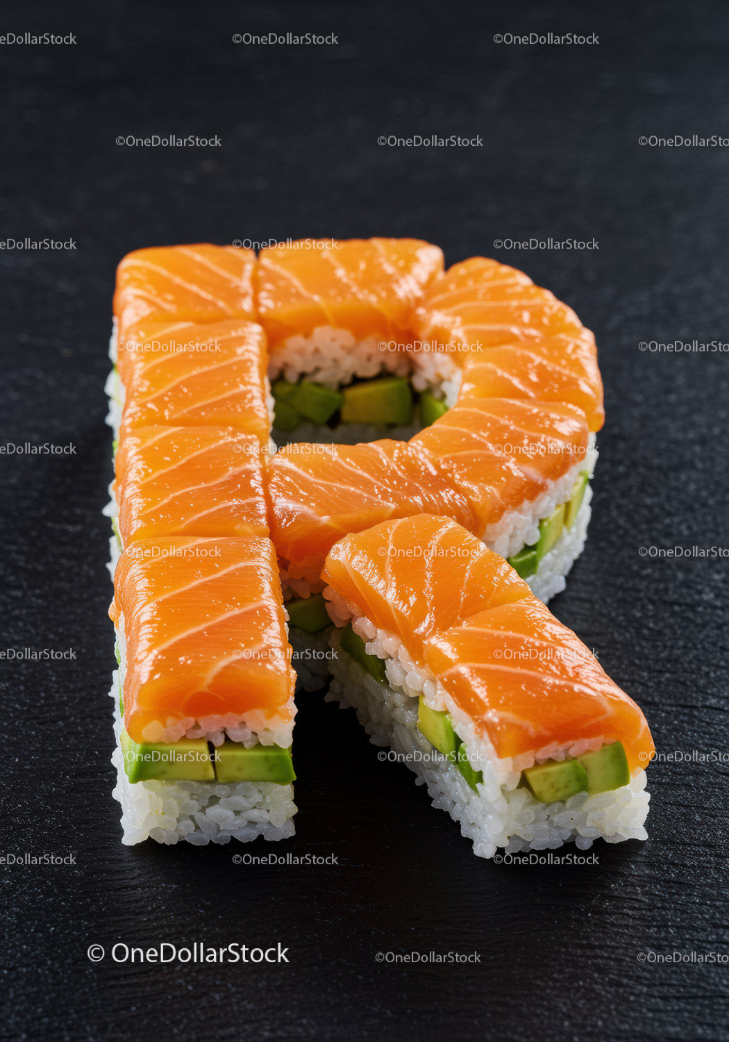 Świeża rolka sushi z łososiem w kształcie litery R na czarnym tle