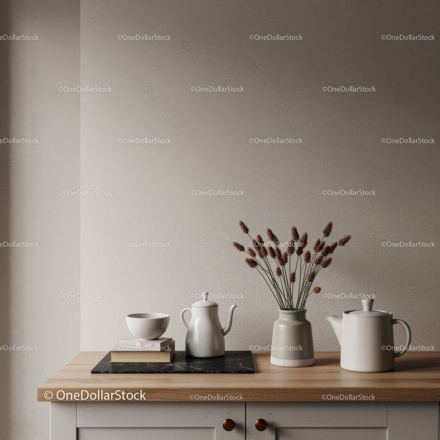 Elegancka aranżacja wnętrza z białą ceramiką i suszonymi kwiatami na drewnianym stole