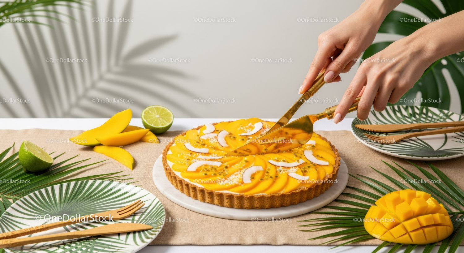 Tarta z tropikalnym mango, wiórkami kokosowymi i świeżymi owocami