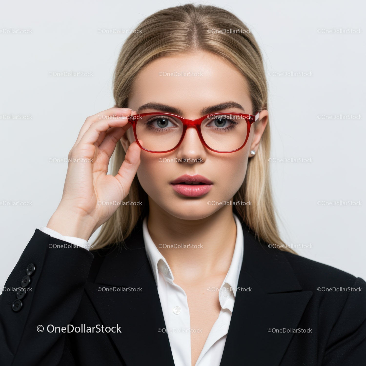Młoda, profesjonalna kobieta w stylowych czerwonych okularach, pewna siebie