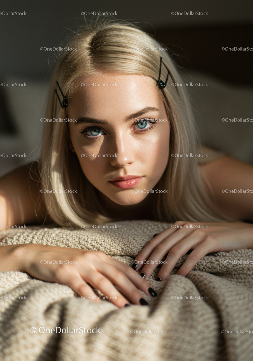 Portret pięknej młodej kobiety z niebieskimi oczami i blond włosami
