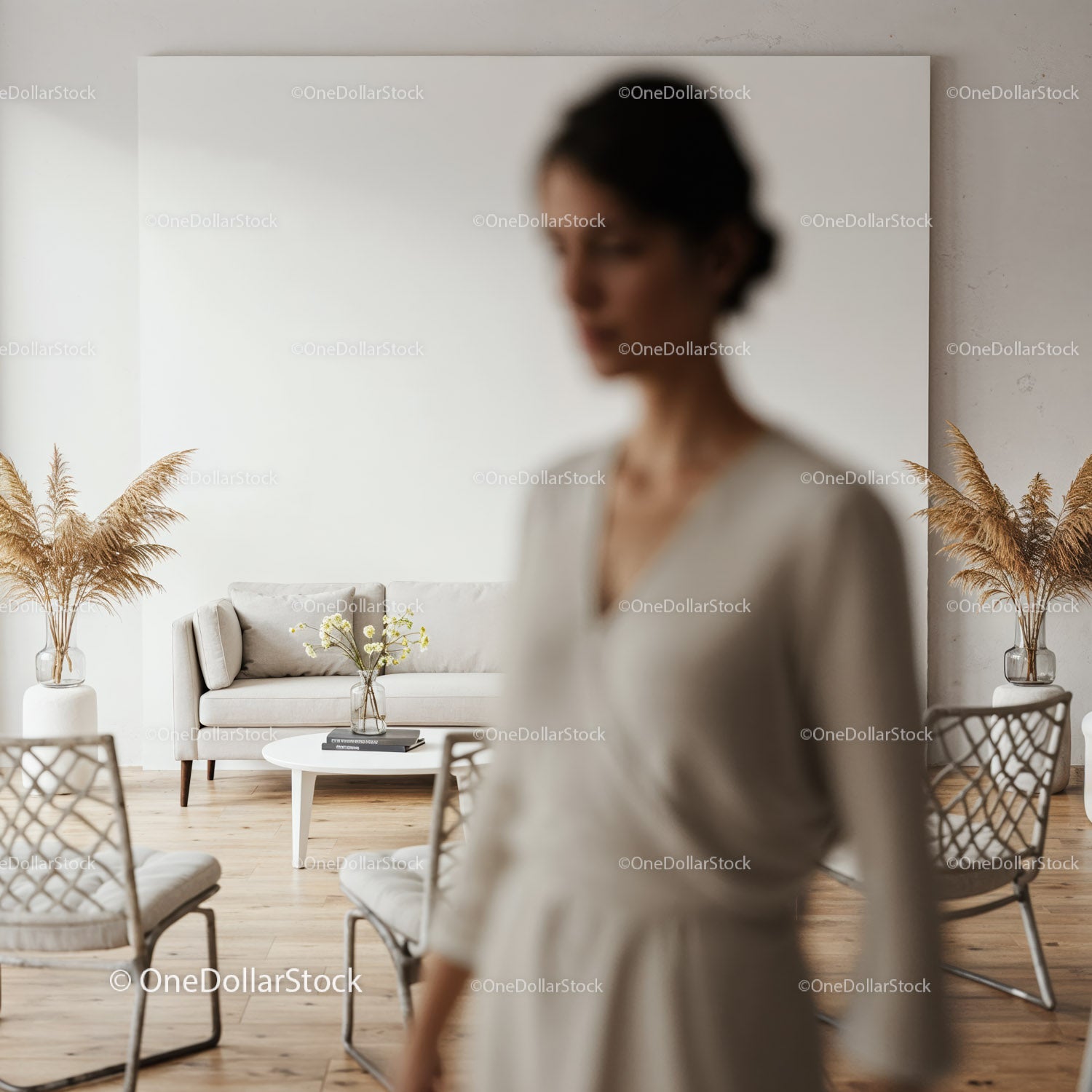Minimalistyczny salon z delikatnym, neutralnym wystrojem