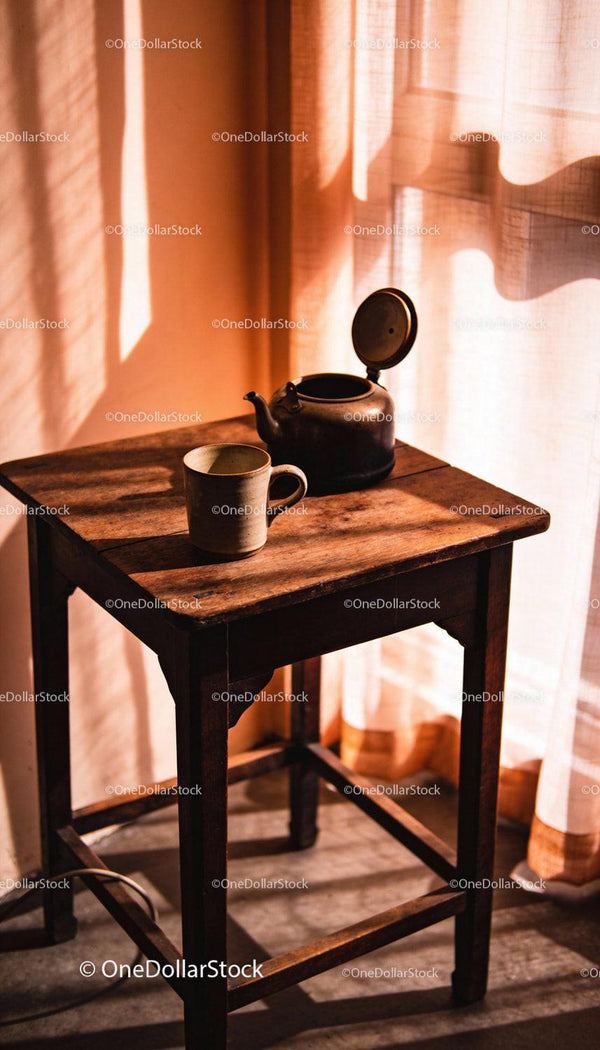 Przytulny rustykalny kącik z czajnikiem i ceramicznym kubkiem