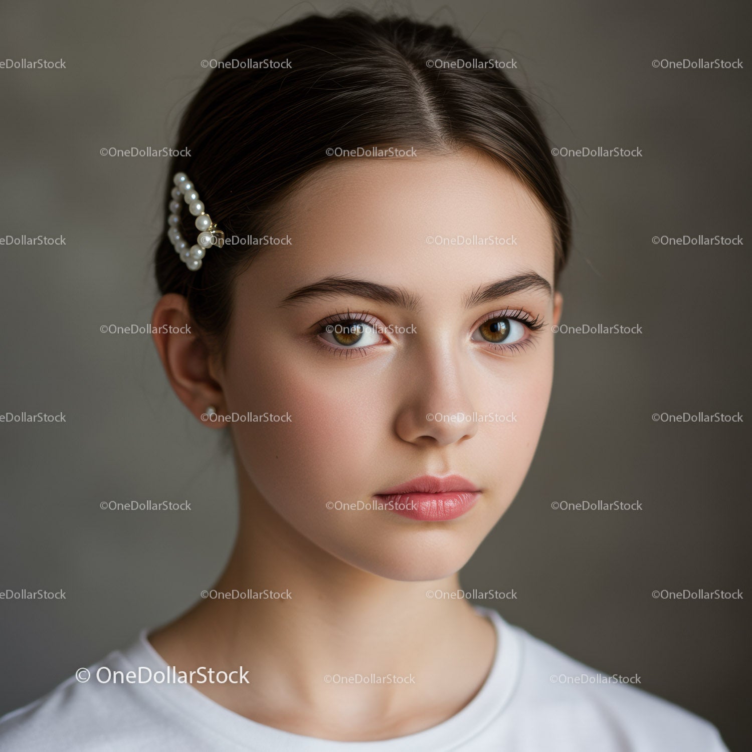 Elegancki portret młodej dziewczyny z perłową spinką do włosów i orzechowymi oczami