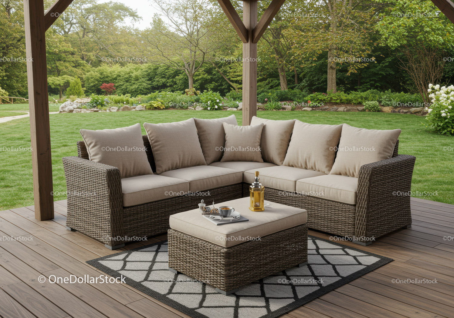 Przytulna sofa modułowa z wikliny na zewnątrz w bujnym ogrodzie