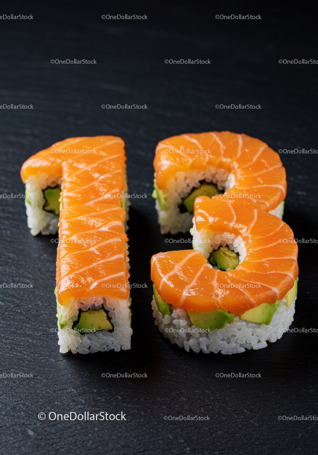 Świeże rolki sushi w kształcie cyfry trzynaście na czarnym łupku