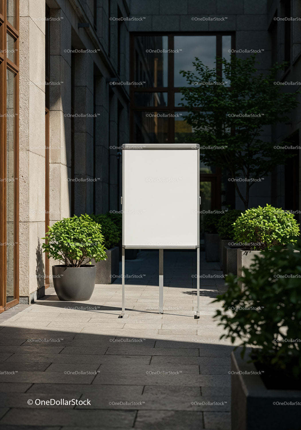Pusty flipchart w nowoczesnym, miejskim otoczeniu dziedzińca