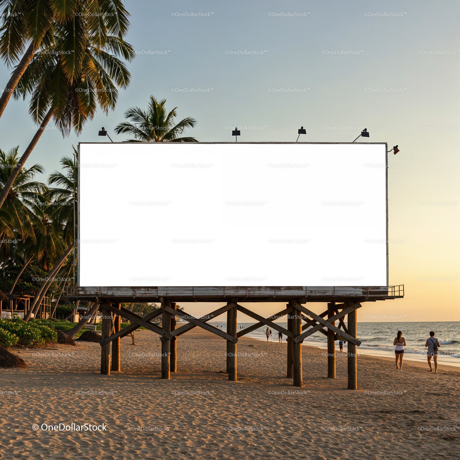 Pusty billboard na tropikalnej plaży o zachodzie słońca