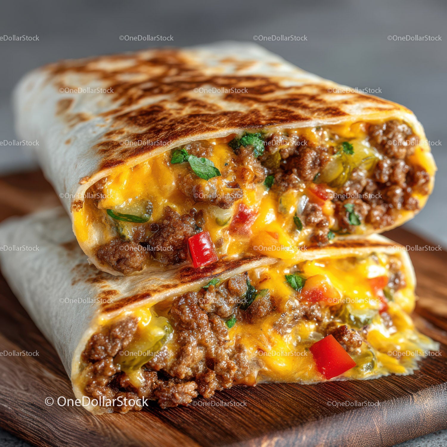Burrito z serem i wołowiną, pikantnym nadzieniem i świeżymi warzywami