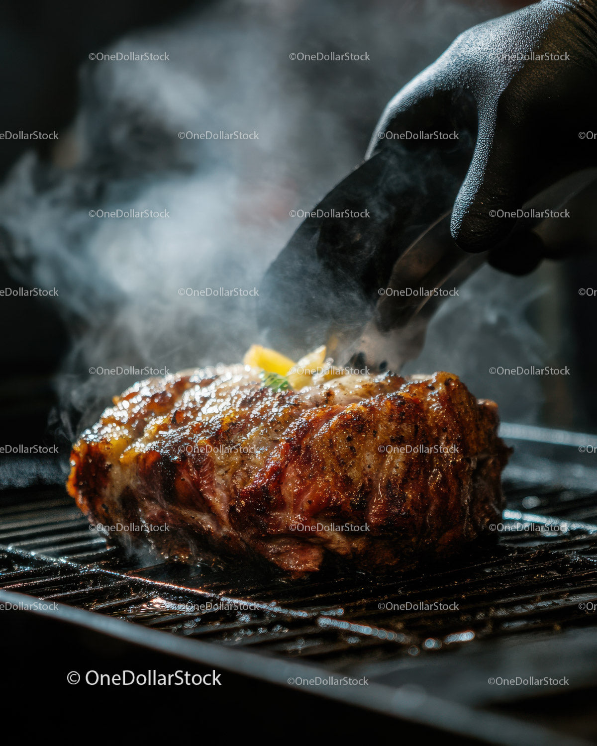 Soczysty stek grillowany na gorącym grillu z dymem