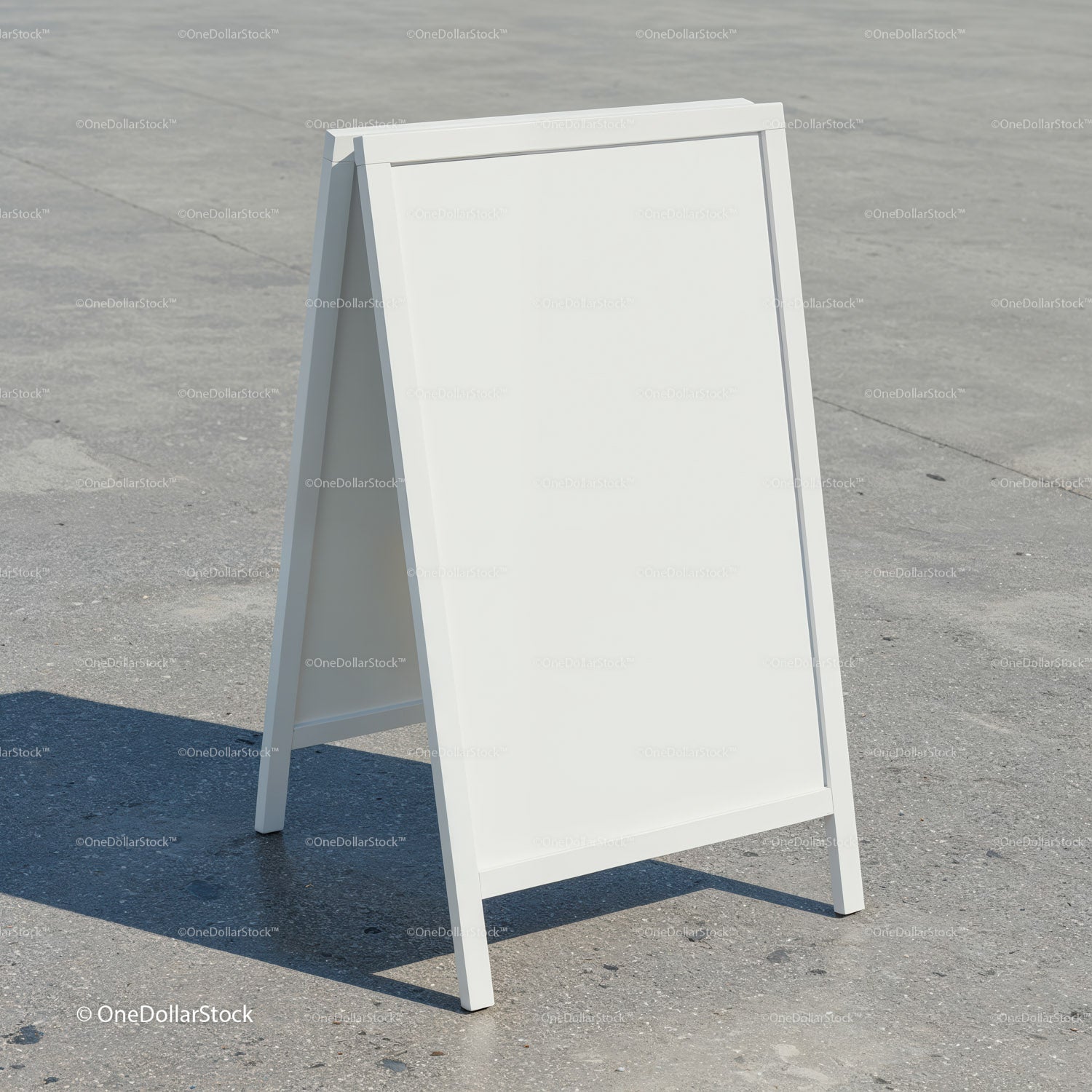 Pusta biała tablica z napisem „Sandwich Board” na miejskiej nawierzchni