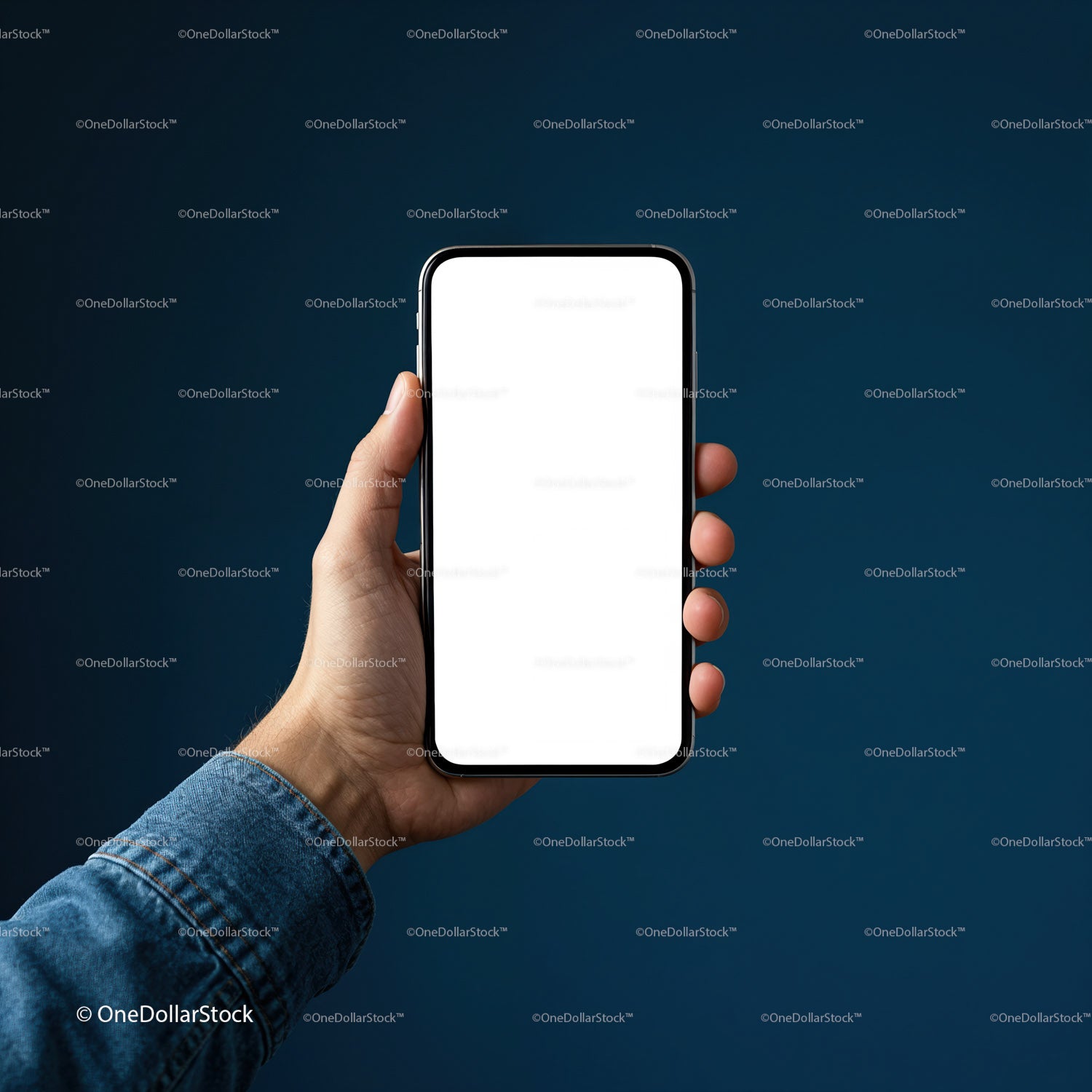 Osoba trzymająca smartfon z pustym ekranem na ciemnym tle