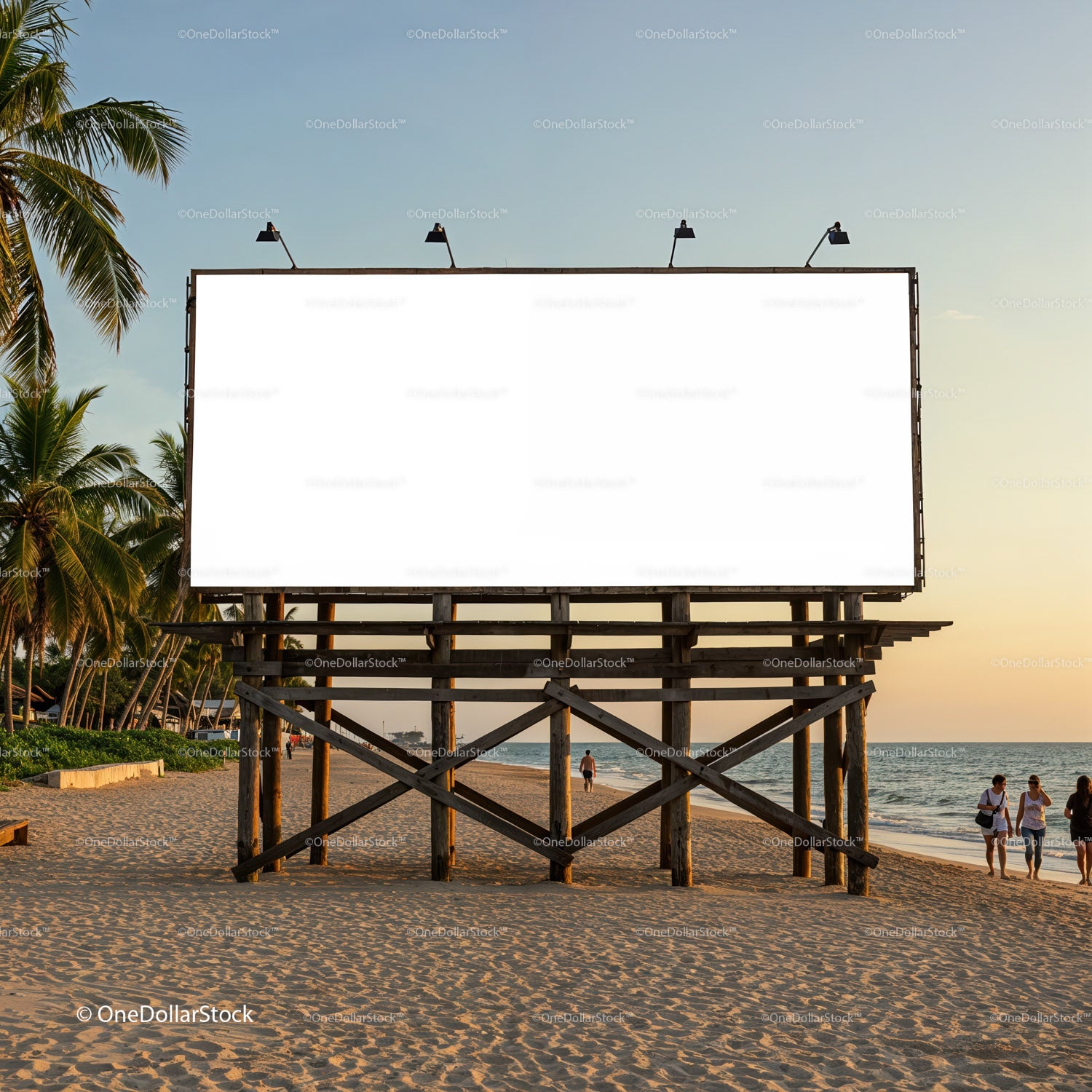 Pusty billboard na drewnianym stojaku o zachodzie słońca na tropikalnej plaży