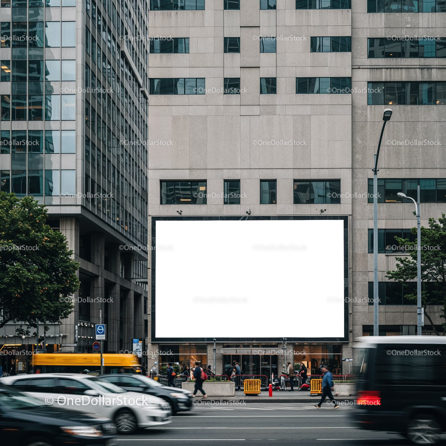 Scena uliczna miasta z pustym billboardem na budynku biurowym
