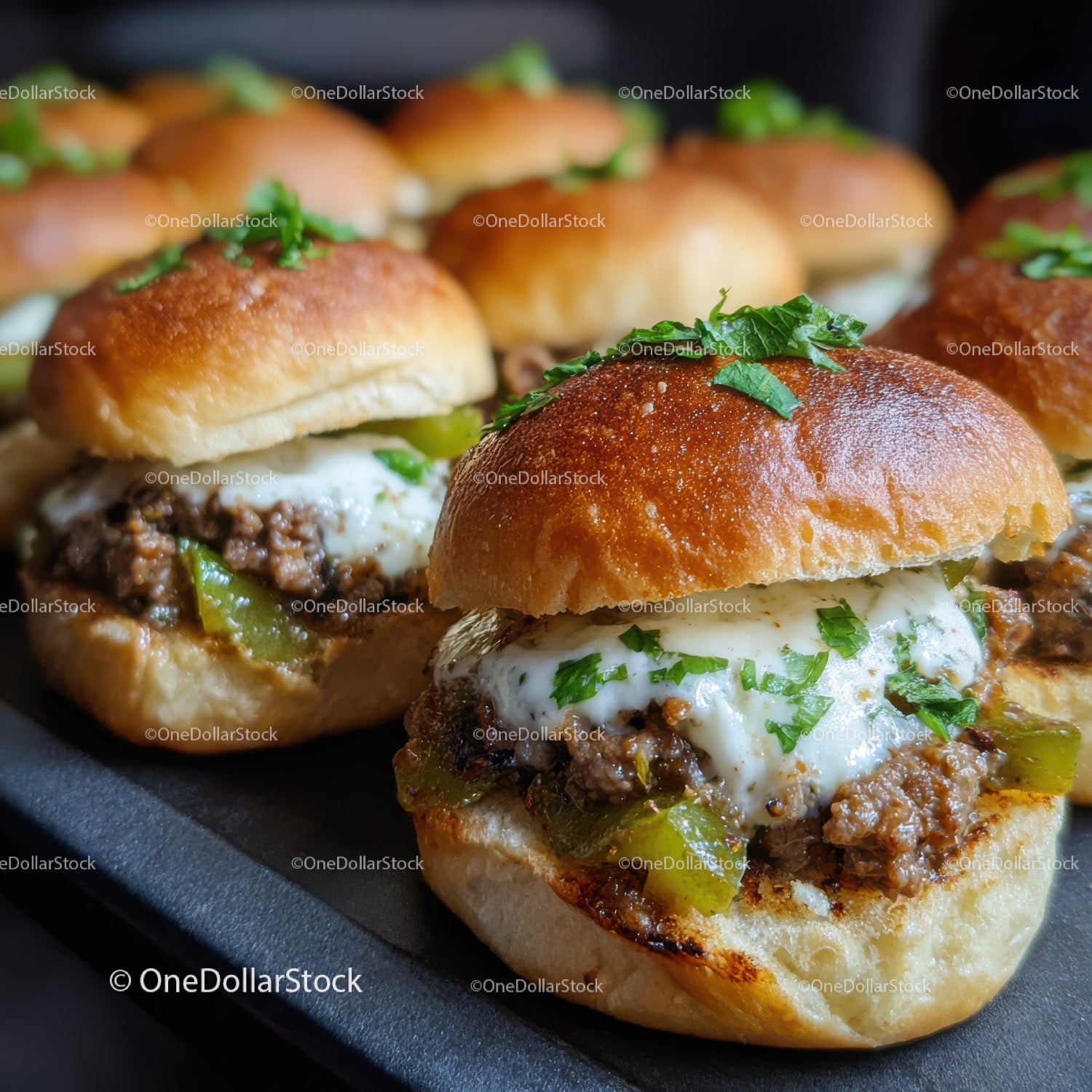 Soczyste burgery wołowe ze świeżą sałatą i roztopionym serem